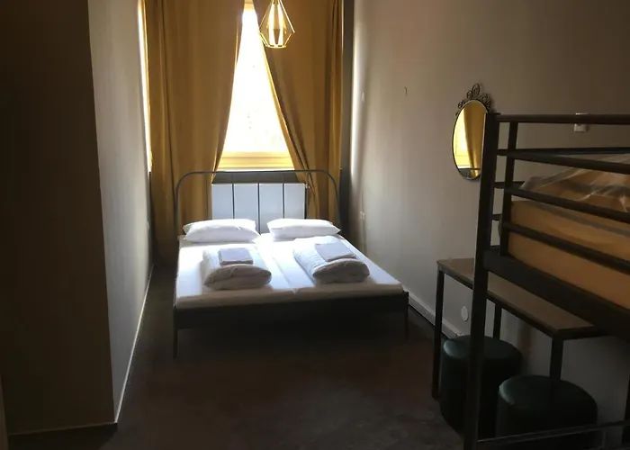 Goldhostel *